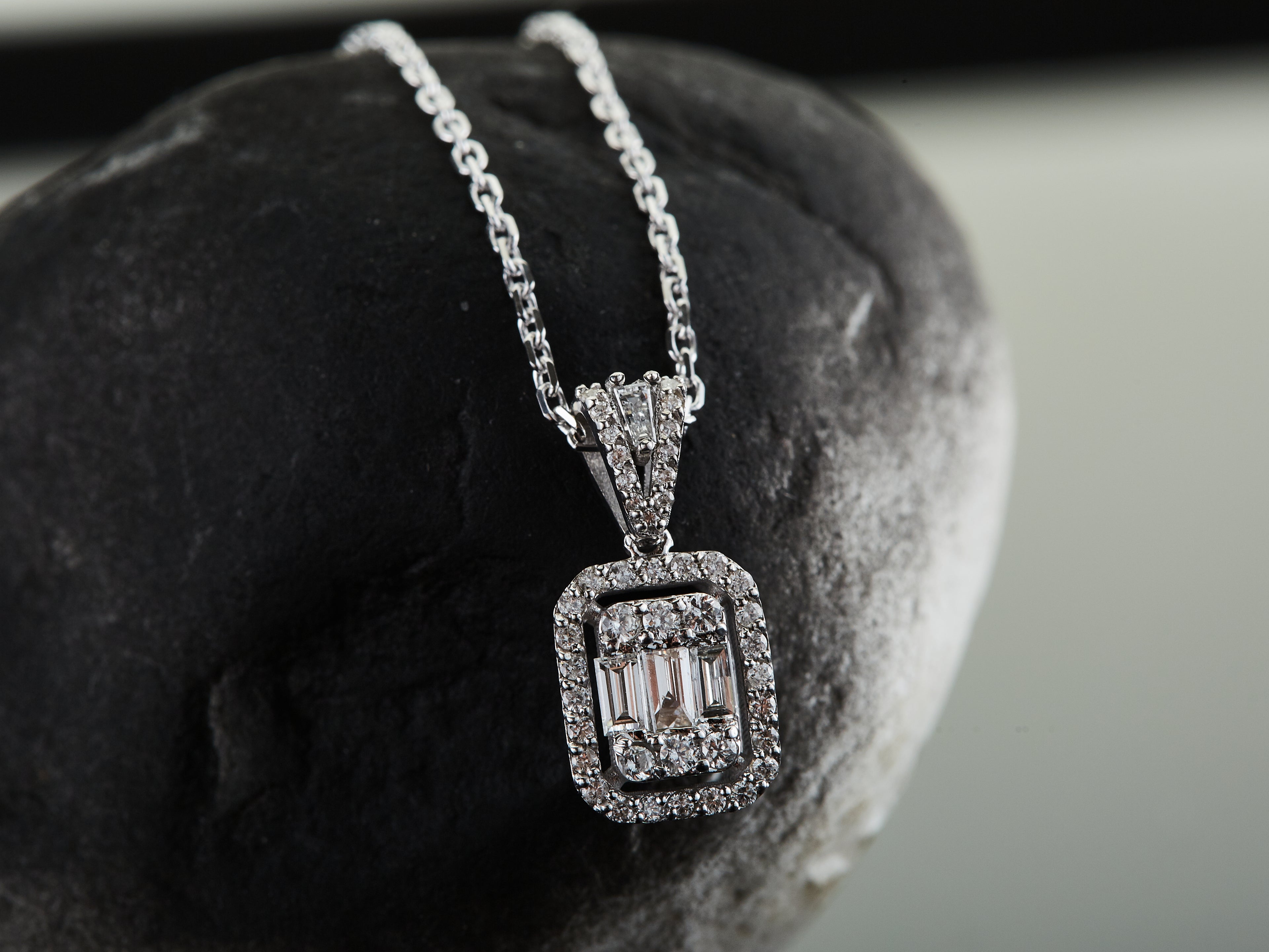 NECKLACES & PENDANTS